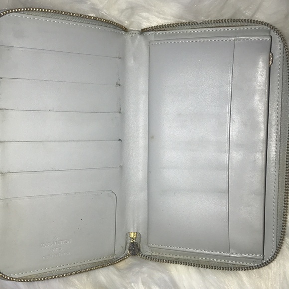 AUTHENTIC LOUIS VUITTON VERNIS GOLD ZIPPER WALLET - Picture 11 of 16